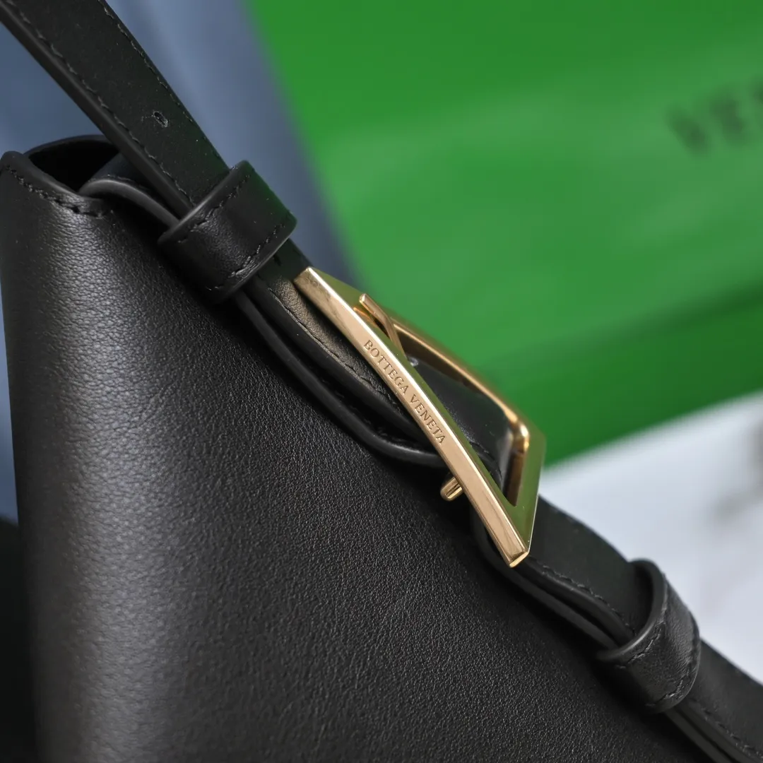 Bv🔥New Small Cradle Latest Triangular Underarm Bag △Highly Recommended This Winter New Product~😍This is a charm that has nowhere to be placed. It has a fashionable shape, Bv’s representative logo triangle buckle, and a large space capacity. It is unique to other features~This winter’s mix and match belongs to it! Hot style for men and women🔥Size: 30x23x16cm small size